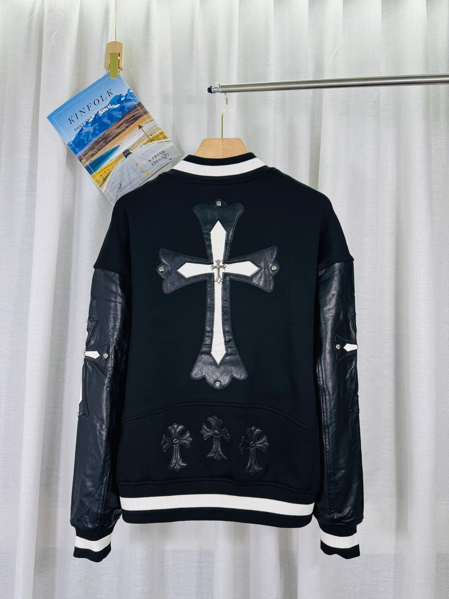 P560 top version, real shot without P, ​​different from market currency) 𝗖𝗵𝗿𝗼𝗺𝗲 𝗛𝗲𝗮𝗿𝘁𝘀/Cro Heart 2025 washed and burned flower patch embroidered autumn and winter new original single counter American patchwork 3D three-dimensional couple casual cardigan plus velvet baseball jacket 👑The highest version! Customized fabric 550g tripe terry fabric! American acid-washed and distressed original fabric, laser burning + leather embroidery, exquisite embroidery of beaded letters!  The best-selling model in the counter, very comfortable to wear. Accessories: original molded and authenticated collar label➕100% silk wash label. Genuine purchase-grade original hangtag➕matching hanging rope➕3D hanging beads➕original packaging bag. Craftsmanship: The original version has consistent wiring! The highest version of the armhole matching technique! Color: Black Size: S M L XL Style No.: 345